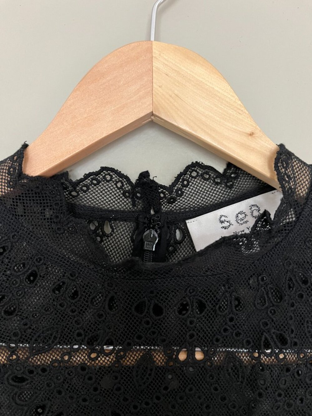 SEA Lainey Embroidered Lace Top Black Size 0 - Picture 3 of 4